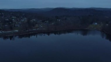 Gün batımından hemen sonra Amerika 'da küçük bir göl kasabasına yaklaşan hava görüntüleri.