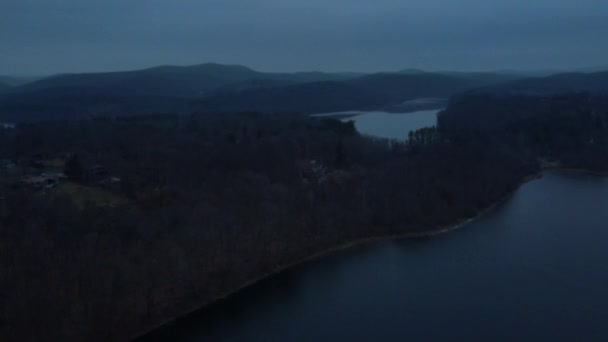 Imágenes Aéreas Drones Lagos Colinas Montañas Bosques Durante Atardecer Montaña — Vídeo de stock