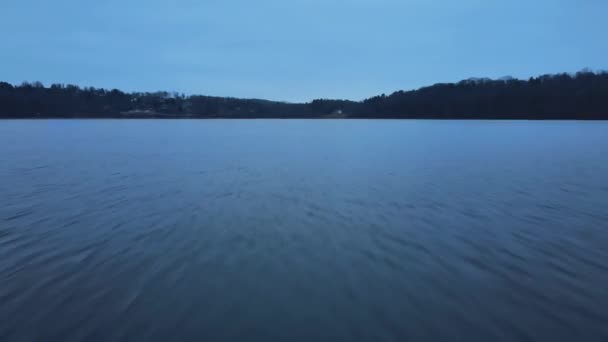 Дрон Летить Близько Води Озері Одразу Після Заходу Сонця Блакитну — стокове відео