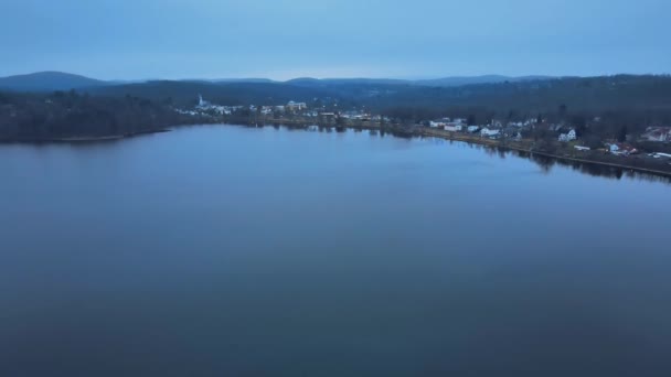 Images Aériennes Approchant Une Petite Ville Lacustre Amérique Juste Après — Video