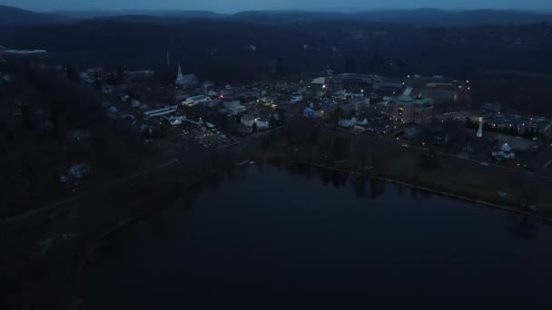 Luftaufnahmen Die Sich Einer Kleinen Seestadt Amerika Kurz Nach Sonnenuntergang — Stockvideo