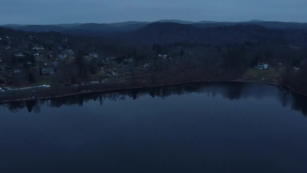Εναέρια Πλάνα Πλησιάζουν Μια Μικρή Πόλη Της Λίμνης Στην Αμερική — Αρχείο Βίντεο