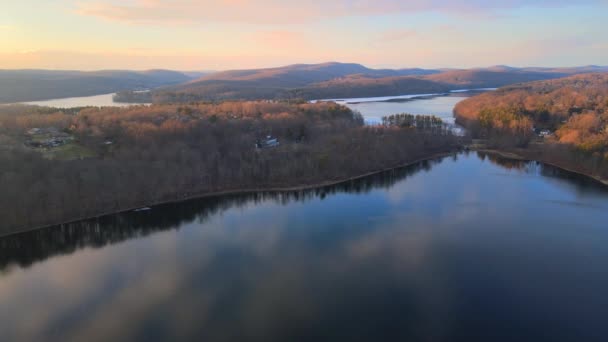 Imágenes Aéreas Drones Lagos Colinas Montañas Bosques Durante Atardecer Montaña — Vídeos de Stock