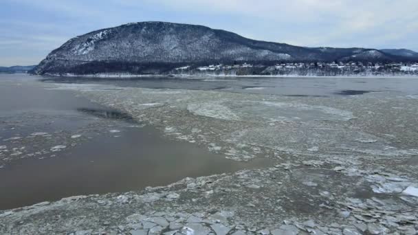 Εναέρια Drone Πλάνα Από Παγωμένο Ποτάμι Και Χιονισμένα Βουνά Κατά — Αρχείο Βίντεο