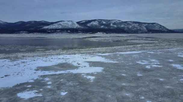 Imágenes Aéreas Aviones Tripulados Río Helado Montañas Cubiertas Nieve Durante — Vídeos de Stock
