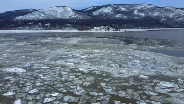 Imágenes Aéreas Aviones Tripulados Río Helado Montañas Cubiertas Nieve Durante — Vídeos de Stock