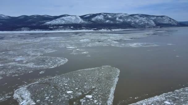 Imagens Aéreas Drones Rio Gelado Montanhas Cobertas Neve Durante Inverno — Vídeo de Stock