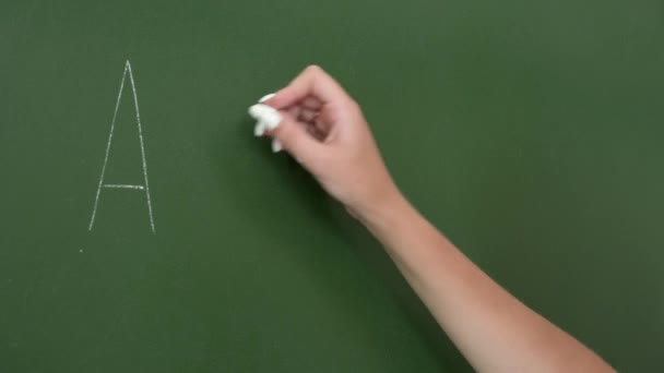 Insegnanti donna mano scrittura nome stato Afghanistan scuola lavagna gesso — Video Stock