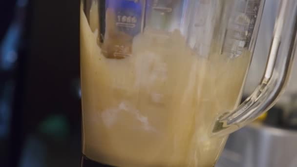 Kawa alkohol lody są mieszane zrobić orzeźwiający koktajl w blenderze w kawiarni — Wideo stockowe