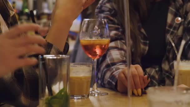 Grupa dziewcząt siedzących w kawiarni i pijących koktajle alkoholowe — Wideo stockowe