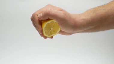 El sıkma sahnesi Beyaz arka planda taze limon suyu