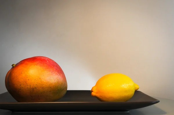 Манго и лимон — стоковое фото