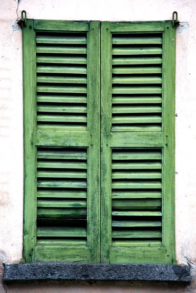 Verschlossenes altes grünes Fenster — Stockfoto