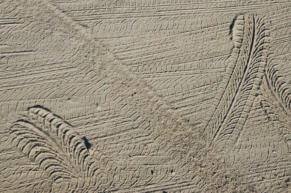 Следы протектора в песке - поперек, поворот и обратный ход — стоковое фото