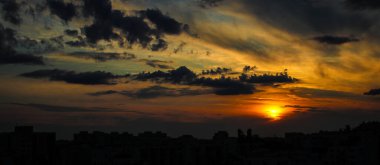 Varşova yerleşim alanının blokları üzerinde gün batımı