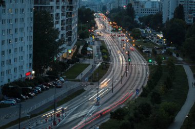 Akşamları Varşova 'nın yerleşim bölgesindeki geniş cadde hareketli bulanık araba ışıklarıyla doludur.