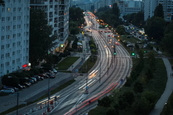 Akşamları Varşova 'nın yerleşim bölgesindeki geniş cadde hareketli bulanık araba ışıklarıyla doludur.