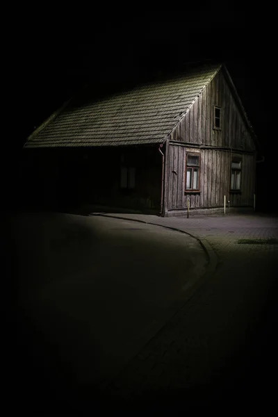 Velha Casa Madeira Iluminada Emergindo Escuridão Noite — Fotografia de Stock