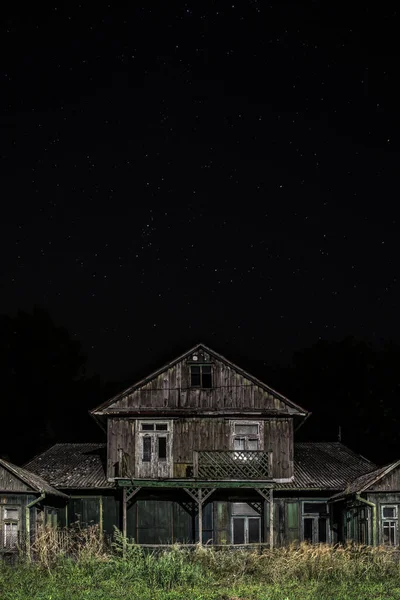 Alte Gespenstische Verlassene Holzhaus Beleuchtet Auf Schwarzem Nachthintergrund — Stockfoto