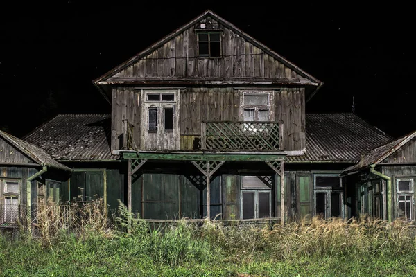 Old Spooky Ditinggalkan Rumah Kayu Diterangi Pada Latar Belakang Malam — Stok Foto