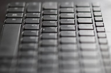 Dar alan derinliği olan siyah klavyeye yakın plan