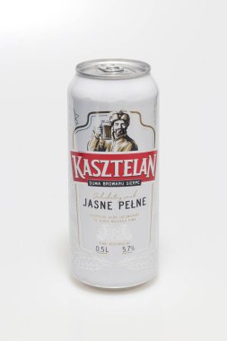 Kapalı kutu bira markası Kasztelan beyaz arka planda.