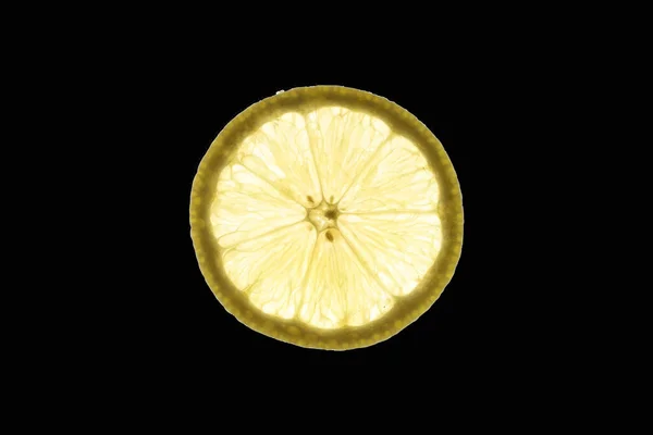 Siyah arka planda olgun limon dilimi