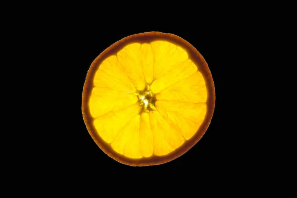 Rebanada Retroiluminada Naranja Madura Sobre Fondo Negro — Foto de Stock