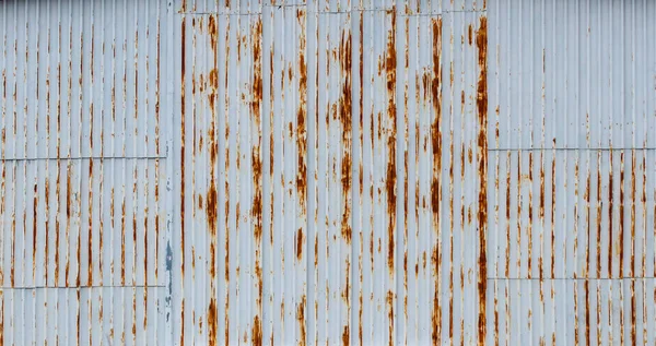 Weiße Und Rostige Wand Eines Industriehangars Aus Wellblech Abstrakter Hintergrund — Stockfoto