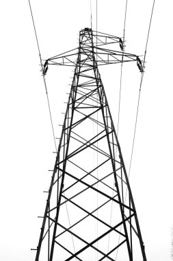 Güç kabloları olan yüksek voltajlı güç iletim hattı pilonu