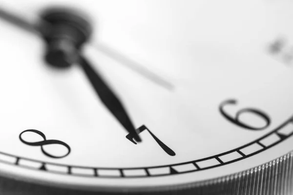 クロック手7時位置に白い時計の顔のツインベル古典的な目覚まし時計 — ストック写真