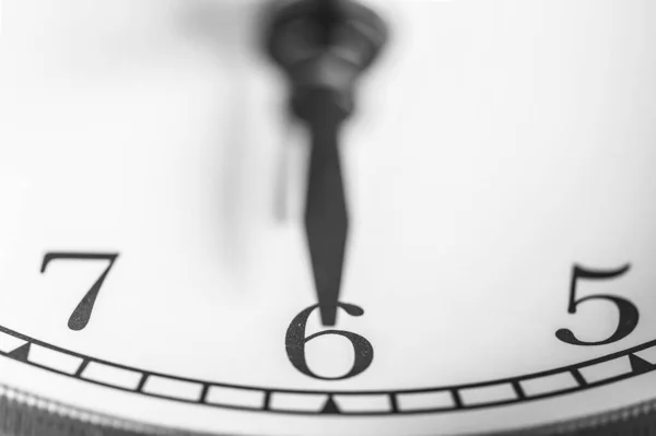 Saat Altıyı Gösteriyor Kiz Çan Klasik Çalar Saatin Beyaz Yüzü — Stok fotoğraf