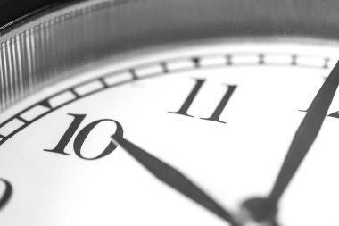 Saat 10 yönünde ikiz zilli klasik çalar saatin beyaz saati.