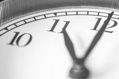 Saat 11 yönünde ikiz zilli klasik çalar saatin beyaz yüzünde.