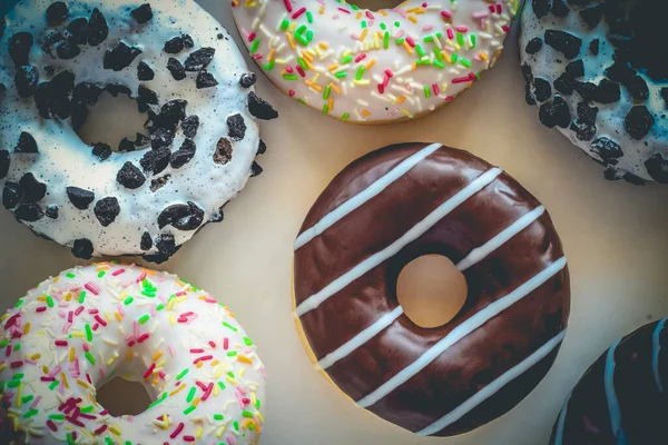 Imagen Plana Donut Con Glaseado Chocolate Con Rayas Entre Otras — Foto de Stock