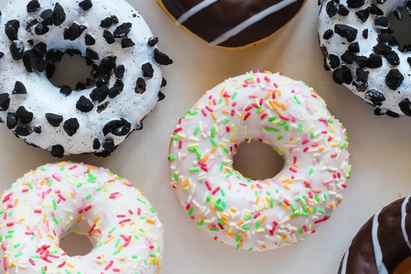 Flaches Laien Bild Von Donut Mit Weißer Glasur Und Bunten — Stockfoto