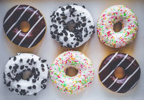 Flachbild Von Sechs Ring Donuts Mit Weißer Glasur Und Bunten — Stockfoto