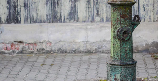 Muito Velho Avisar Verde Fora Ordem Bomba Água Rua Lado — Fotografia de Stock