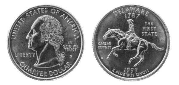 1999 Çeyrek Dolar 'ın tersi ve tersi beyaz arka planda izole edilmiş bozuk para.