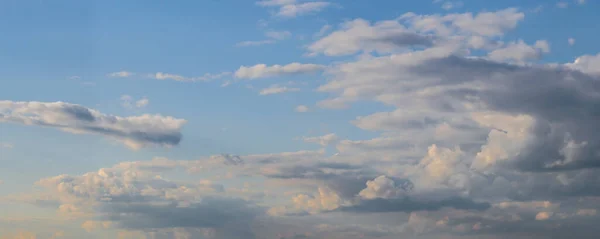 Panorama Del Cielo Con Nubes Final Tarde — Foto de Stock