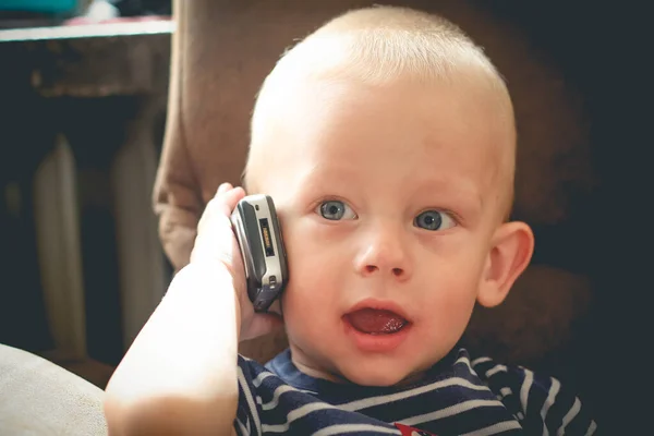 一个一岁大的男婴打电话给手机 — 图库照片