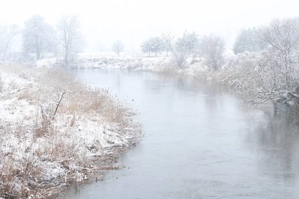 Rivière Hiver Pendant Les Chutes Neige Janvier Avec Banc Couvert — Photo