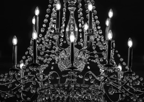 Lustre Historique Cristal Avec Des Ampoules Électriques Suspendues Dans Une — Photo