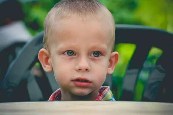 Año Edad Asiento Niño Mesa Aire Libre Esperar Cena — Foto de Stock