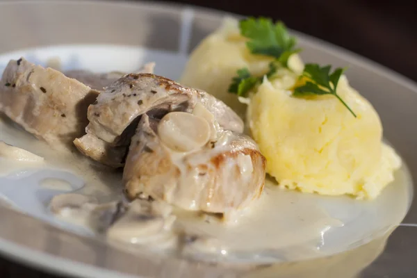 Kavrulmuş domuz tenderloins champignon mantar sos ile