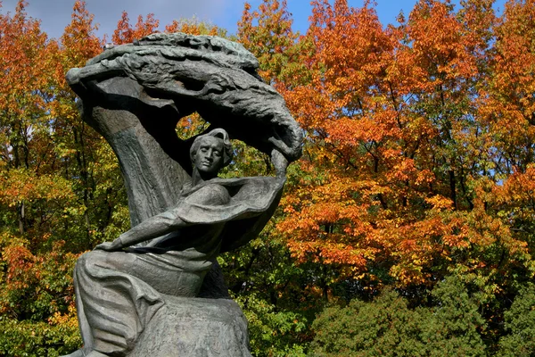 Fryderyk Chopin monumento em Varsóvia em cores de outono — Fotografia de Stock