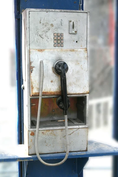 Vieux téléphone publin usé dans la cabine téléphonique — Photo