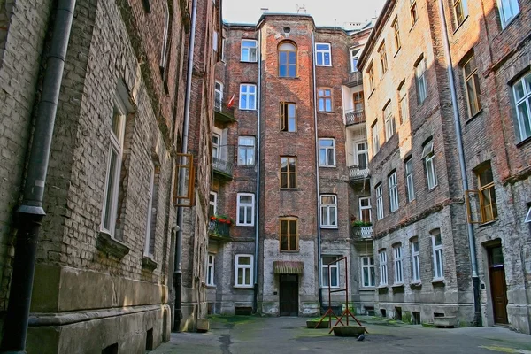 Achtertuin van oude tenement house, Warschau, Polen — Stockfoto