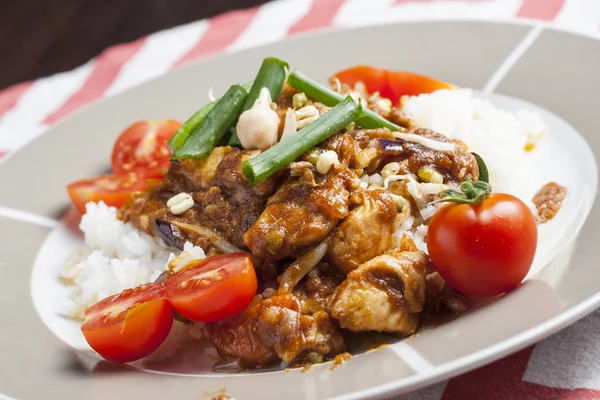 Szechuan tavuk bir plaka üzerinde beyaz pirinç 
