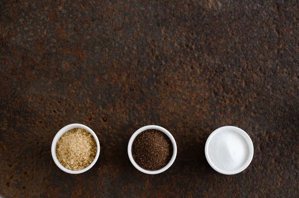 Muscovado, kahverengi ve beyaz kaselerde normal şeker.. 